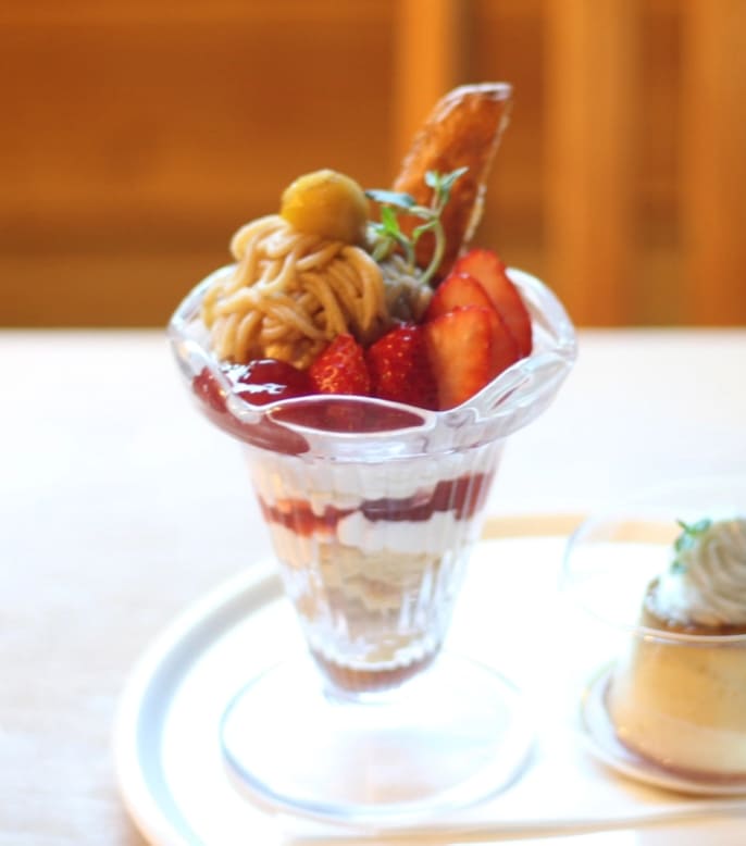 いちごとモンブランのパフェ（１〜４月頃限定）